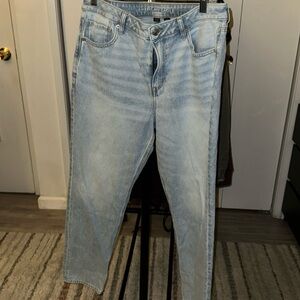 American Eagle Strigid Mom Jeans
